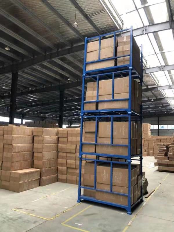 An image showing wasted vertical space above pallets in a traditional warehouse racking system.