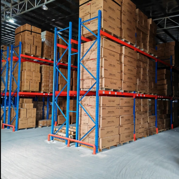 Diagram showing the difference between beam capacity and frame capacity on a pallet rack
